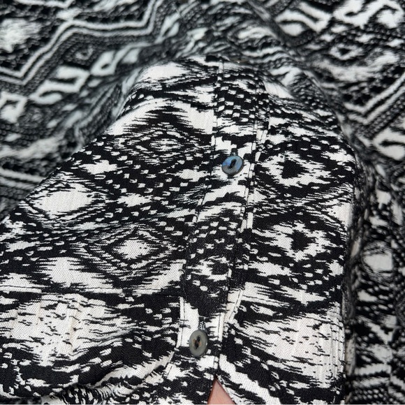 BIT and BRIDLE XL Shirt BLACK WHITE GEOMETRIC PEASANT BLOUSE Rayon Buttons FLOWY - Picture 9 of 12